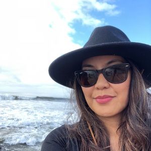 Meet your Posher, Carmela